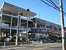 周辺：アクロスプラザ東神奈川　1200m　スーパー、衣料品店、飲食店、100円ショップ、ドラッグストア、ブックオフなどが入った複合施設。 