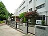 周辺：横浜市立万騎が原小学校　550m　徒歩7分。小学校が近いのは子育てファミリーにもおすすめのポイントです。 
