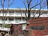 周辺：横浜市立榎が丘小学校　450m　徒歩7分。小学校が近いのは子育てファミリーにもおすすめのポイントです。 