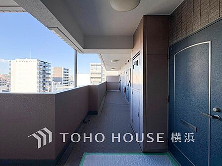 ダークなカラーの玄関ドアは重厚感があり、本邸宅に気品をプラス。