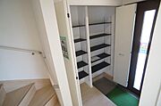 可動棚付きシューズインクローゼット。