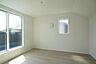 洋室：バルコニーとつながるお部屋。