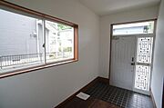 一間の窓が付いた明るい玄関。
