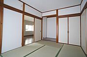 1階、床の間や押し入れ付き和室6帖。