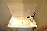 スクエア型の陶器製ボウルとシルバーのシングルレバー水栓がスタイリッシュな、トイレ内独立手洗い器付き。デザイン性と機能性を兼ね備えた上質な空間です。