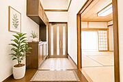 ※ＣＧにて加工しています。玄関ドアに縦長のスリットガラスが入っているため、外からの自然光がたっぷりと入り、玄関全体を明るく照らしてくれます。