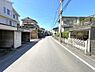 その他：物件の前面道路。道路幅も十分ございますのでお車の駐車が苦手な方でも安心してお車の駐車が可能です。