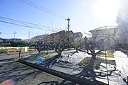 並列駐車が叶う広い接面と、見通しの良い道路幅