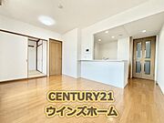 南バルコニーに面し陽光をたっぷり取り込むリビング！明るく開放感があり、心安らぐ空間には自然と家族が集まります！