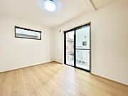 大きな窓から陽光が差し込む明るい洋室！収納付きで、寝室にも子ども部屋にもぴったりの快適空間です。（写真は3号棟です）