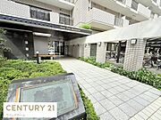 清潔感あるエントランス！物件周辺はスーパーなどの買い物施設をはじめ・教育施設が揃います！