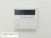 お湯張りも追い炊きもワンタッチ！リモコンパネルがあるのでお風呂場まで行かずにお風呂を沸かせます！