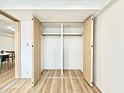 収納が設置されています！荷物を置く場所が確保されるのでお部屋の整理整頓もしやすくなり、快適な空間をつくりあげます！