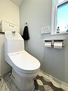 トイレは1階と2階にあります！いつでも快適に使える温水洗浄便座を設置！窓があり換気も十分行えます！