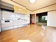 明るい配色のLDKは一部に床暖房を完備！寒い時期にもいつでも温かい、ご家族が自然と集まる憩いのリビングを実現します！室内の空気を汚さず足元から優しく温めてくれますので、お子様やご年配の方にも安心です。