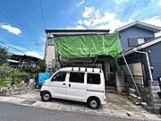 川口市大竹の落ち着いた住宅地で前面道路は交通量が少なく安心。小学校が徒歩10分以内とファミリー世帯にも嬉しい住環境です！前面道路には都市ガスの配管も通っています。