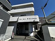 大きな開口部から自然光が差し込む、明るく開放感のあるエントランス空間。上品で落ち着いた雰囲気が、住まう方や来訪者を心地よく迎えてくれます。