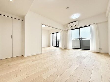 続き間の6帖洋室を開放して使用ることも可能です!大きな窓からは採光たっぷり!明るい室内!