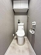 トイレには小物を収納できる吊戸棚も設置されています！