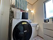 洗面室はゆとりある広さで毎朝の準備も快適です。洗面台収納には、お洗濯用品やスキンケア用品などしっかり収納できるようスペースも充実しています！