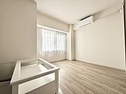 落ち着いた色合いとシンプルなデザインが魅力の主寝室は5.6帖。クローゼット付きで衣類や荷物の整理整頓がしやすく、使い勝手の良い快適空間です。※一部CG加工で物を消しております。