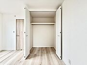 クローゼットが設置されています！荷物を置く場所が確保されるのでお部屋の整理整頓もしやすくなり、快適な空間をつくりあげます！