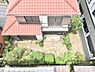 その他：陽光が降り注ぐ広々としたお庭は、色とりどりの花を育てるガーデニングやバーベキューなど、暮らしを豊かに彩る空間。住む人それぞれの夢や趣味を叶えてくれる、自由度の高い庭付き住宅です。