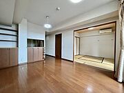 リビングと和室を一体利用できる開放感のある空間。南向きの開口部から陽光が差し込み、明るい住空間を演出します。ご家族が自然と集まる寛ぎの場です。