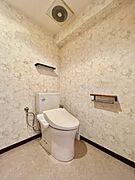 ゆとりある広さを確保したトイレ空間。温水洗浄便座付きで快適にご利用いただけます。落ち着いたクロスが空間をやさしく演出し、毎日気持ちよくお使いいただける清潔感のある空間です。