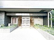 清潔感あるエントランス！物件周辺はスーパーなどの買い物施設をはじめ・教育施設が揃います！