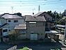 その他：落ち着いた色合いの外観が印象的な2010年築の中古戸建！玄関には雨の日の出入りにも便利な屋根付きアプローチを設けています。全居室7帖以上のゆとりある2LDKで、快適な新生活を始められます。