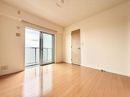 主寝室は6.5帖！マルチクローゼットが設置されており、整理整頓もしやすくなります！バランスの取れた配色はインテリアの配色もしやすく模様替えも楽しめそうですね！