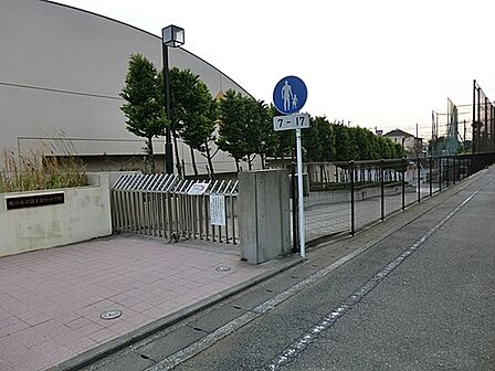 横浜市立富士見台小学校まで560m