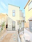 正面から見た外観です。ピスタチオグリーンのデザイナーズ住宅です。