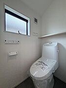 清潔感のあるトイレは、シンプルで使いやすい設計となっており、日々の暮らしに快適さと安心感をもたらします。