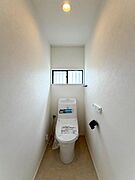 トイレはもちろん1階と2階にあります！天井が高く開放的なトイレです。