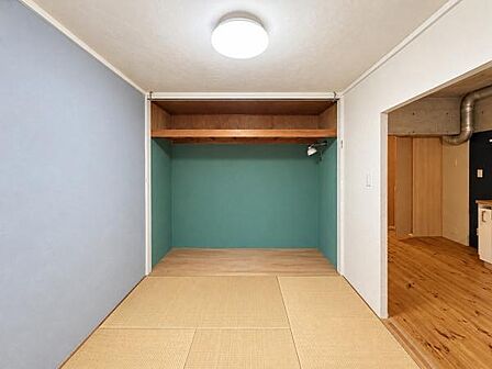 リビングに隣接した和室は、引き戸を開ければ一体感のある空間として利用可能。押入れも備えており、来客用の客間やくつろぎスペース、趣味の部屋など、暮らしに合わせて多用途に使える便利な一室です。収納も魅力。
