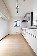 ご家族みんなで調理ができる位のスペースを実現したキッチン空間となっております。みんなで作った料理を召し上がりながらの会話は至福のひとときになるはずです。