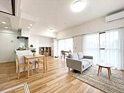 LDKは15.9帖という戸建てのようなゆとりある居住空間を確保！料理をしながら家族の顔が見える対面キッチンとダイニング、そしてぬくもりを感じる明るいリビングが続きます。※CGで家具を配置しています