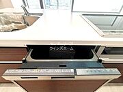 キッチンにはビルトイン食洗機を完備しました。手洗いに比べ水の使用量が少なくて済み、高温洗浄で除菌効果があり、油汚れもスッキリ！後片付けの手間が省けるので、食後はゆっくりしてくださいね。