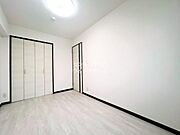全室フローリング＆クロスの張替に建具の交換をしているのでキレイですね！収納に困らないようクローゼットが設置されています！荷物を置く場所が確保されるのでお部屋の整理整頓もしやすくなりますよ。