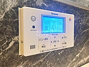 屋外の空気から熱を集めて、その熱をお湯のわき上げに活用するヒートポンプ給湯機。少ない電気で高効率な運転が可能な地球にもお財布にも優しい給湯器です！