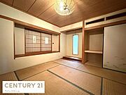 落ち着きある和室は寝室や客間にも最適。収納付きで空間をすっきり使え、多用途に活躍します。