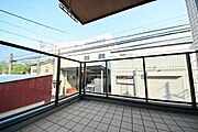 作業スペースを広めに確保したワイドバルコニー付き！インナーバルコニーのようになっているので、天気が不安な日でも安心して洗濯物が干せますね。