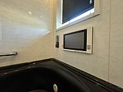 「テレビが見たい…でもお風呂にも入らなきゃ…。」そんな時はお風呂でテレビを見ればいいのです！浴室テレビがあれば、お風呂に浸かりながらテレビ鑑賞ができ、暇を持て余しがちな半身浴も退屈しません！