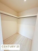 ウォークインクローゼットが設置されています！季節ものもたっぷり収納でき、お部屋がスッキリ片付きます！