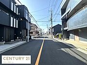 前面道路はゆとりのある約8ｍ幅。見通しも良く、車庫入れやお車の出し入れも落ち着いて行える住環境です。