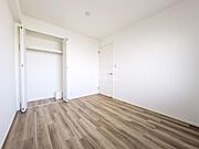 室内を白×茶でまとめた住み手の感性が映えるシンプルモダンな洋室。フローリングやクロスの張替、建具の交換をしているので明るくきれいですね！