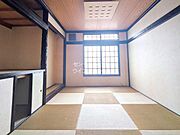 心がホッと落ち着く和室があります。床が柔らかいので小さいお子様のプレイルームや、ご両親が泊まりに来た時の客間としてなど、様々な用途で使える万能なお部屋です！