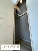 ウォークインクローゼットが設置されています！季節ものもたっぷり収納でき、お部屋がスッキリ片付きます！